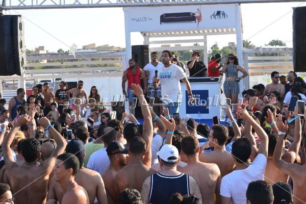 جوهرة ترقص على أنغام شحتة كاريكا في «وايت بيتش»
