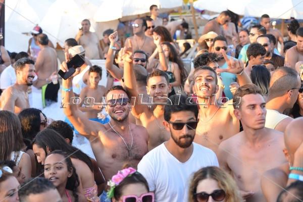 جوهرة ترقص على أنغام شحتة كاريكا في «وايت بيتش»