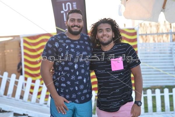 جوهرة ترقص على أنغام شحتة كاريكا في «وايت بيتش»