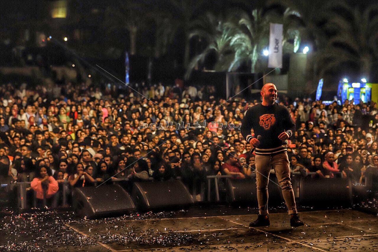 «العسيلي» يتألق في «الجامعة الأمريكية».. ويشكر تامر حسني