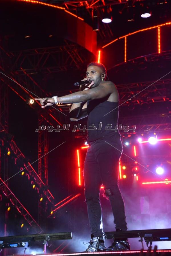 جيسون ديرولو يُشعل حفله الأول في مصر.. ويتغزل ببنات القاهرة 