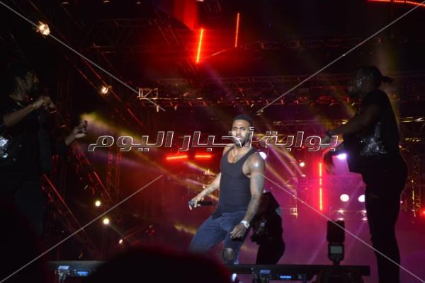 جيسون ديرولو يُشعل حفله الأول في مصر.. ويتغزل ببنات القاهرة 