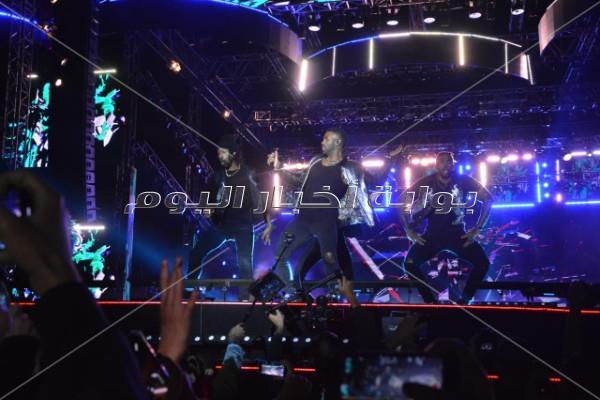 جيسون ديرولو يُشعل حفله الأول في مصر.. ويتغزل ببنات القاهرة 