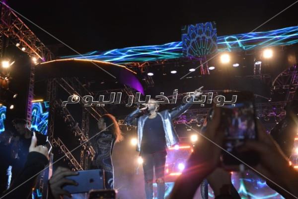 جيسون ديرولو يُشعل حفله الأول في مصر.. ويتغزل ببنات القاهرة 