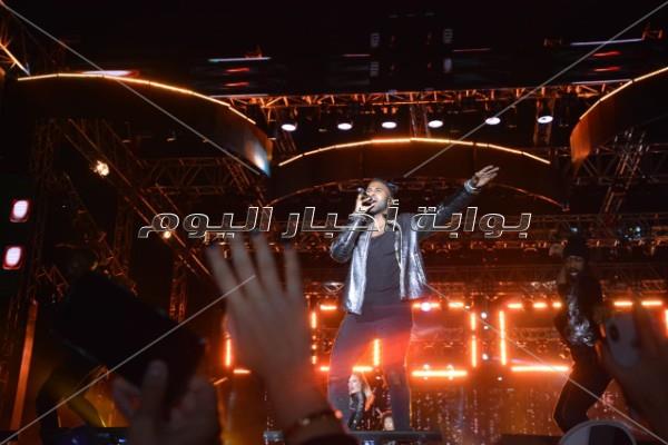 جيسون ديرولو يُشعل حفله الأول في مصر.. ويتغزل ببنات القاهرة 