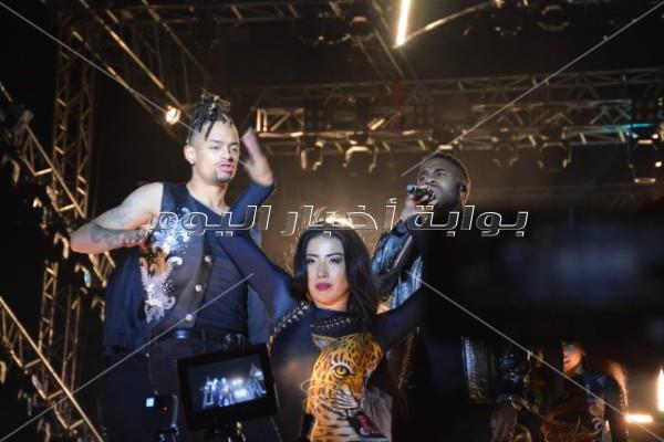 جيسون ديرولو يُشعل حفله الأول في مصر.. ويتغزل ببنات القاهرة 