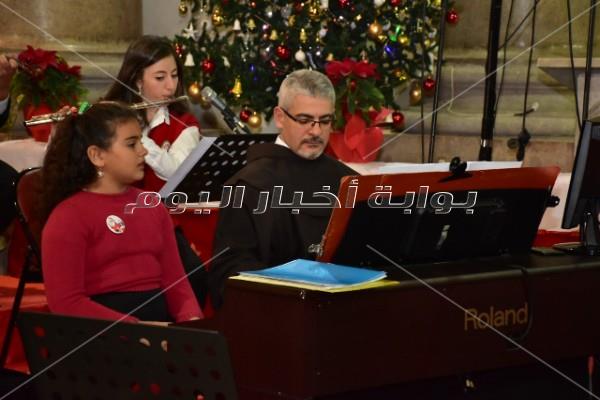 إلهام شاهين ونور ولقاء الخميسي يحتفلون بـ«الكريسماس» في سان جوزيف