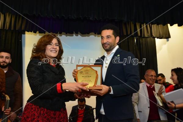 «ناعوت» تُكرم عمرو سعد بنادي «الشرق الأدني»