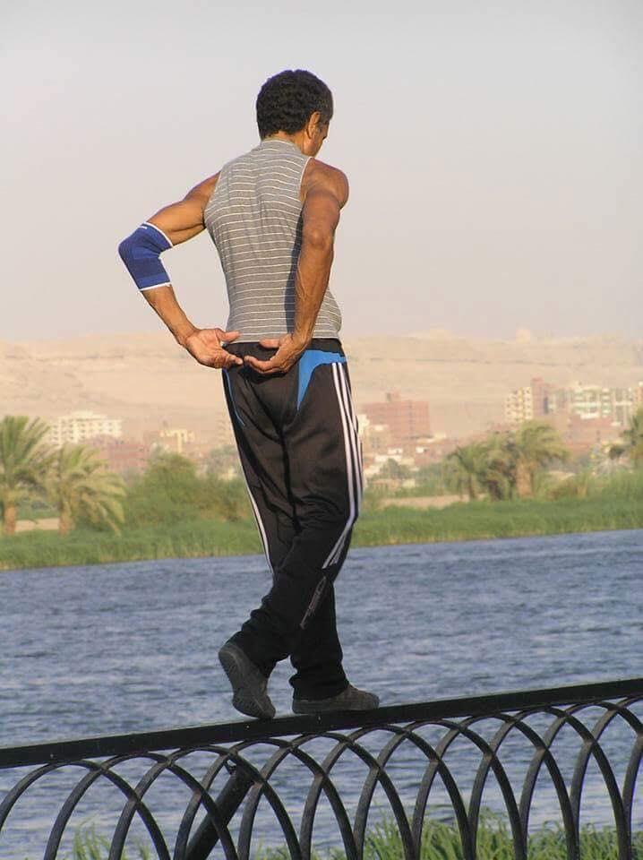 صعيدي يتحدى الشيخوخة بـ«تدريبات الشوارع» 