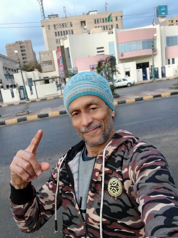 صعيدي يتحدى الشيخوخة بـ«تدريبات الشوارع» 