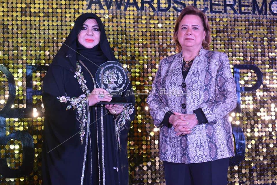 تكريم منى المنصوري في القاهرة بدرع جديد