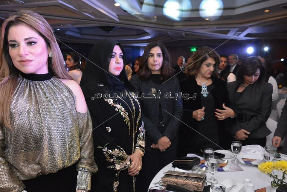 تكريم منى المنصوري في القاهرة بدرع جديد