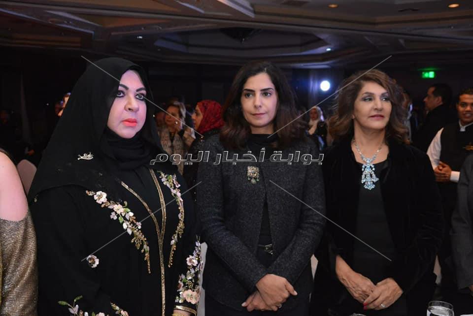 تكريم منى المنصوري في القاهرة بدرع جديد