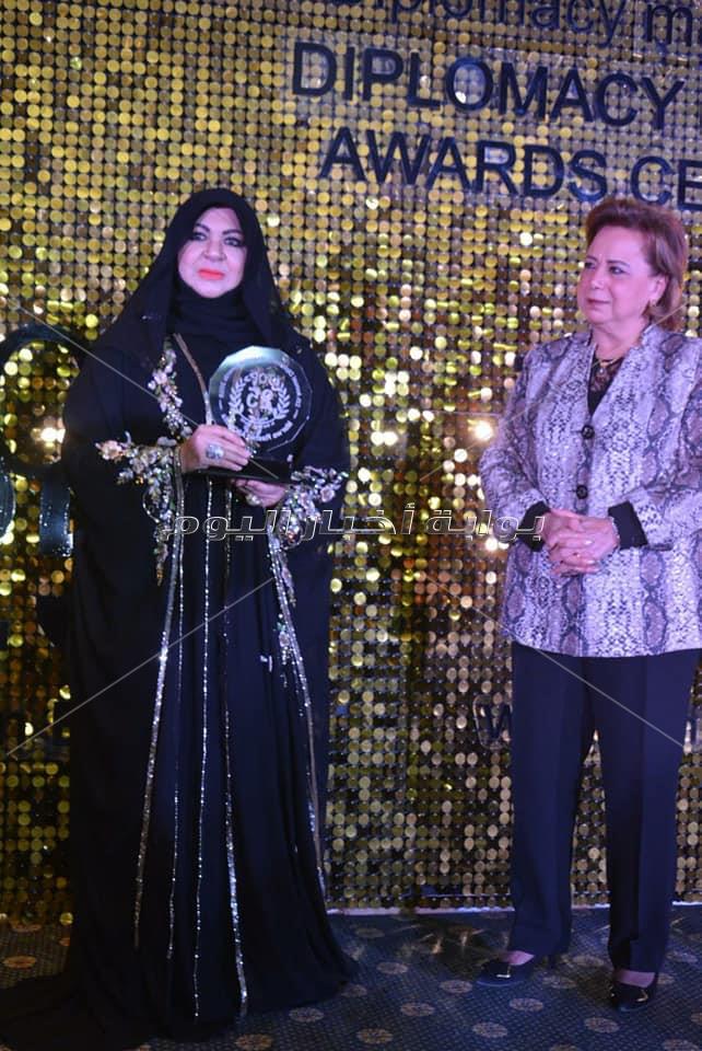 تكريم منى المنصوري في القاهرة بدرع جديد
