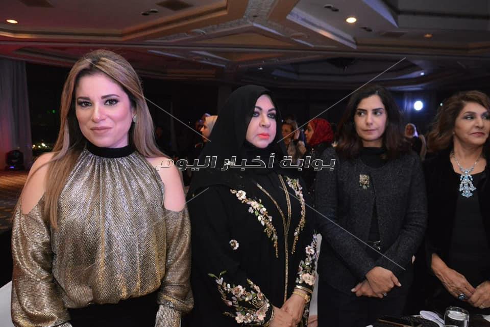 تكريم منى المنصوري في القاهرة بدرع جديد