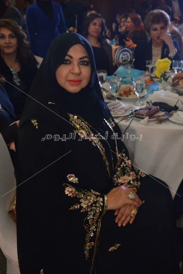 تكريم منى المنصوري في القاهرة بدرع جديد