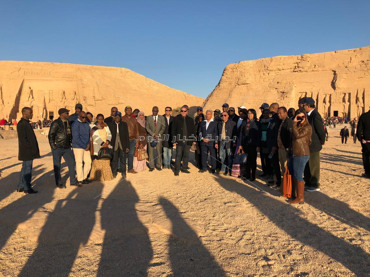 وزير الآثار يلتقط الصور التذكارية مع فرق الفولكلور بمعبد أبو سمبل