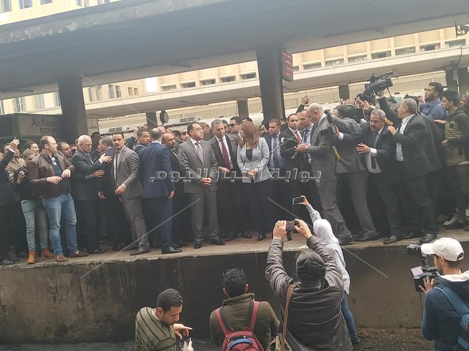 وصول رئيس الوزراء وغادة و ابي ووزير النقل موقع حريق قطار محطة مصر