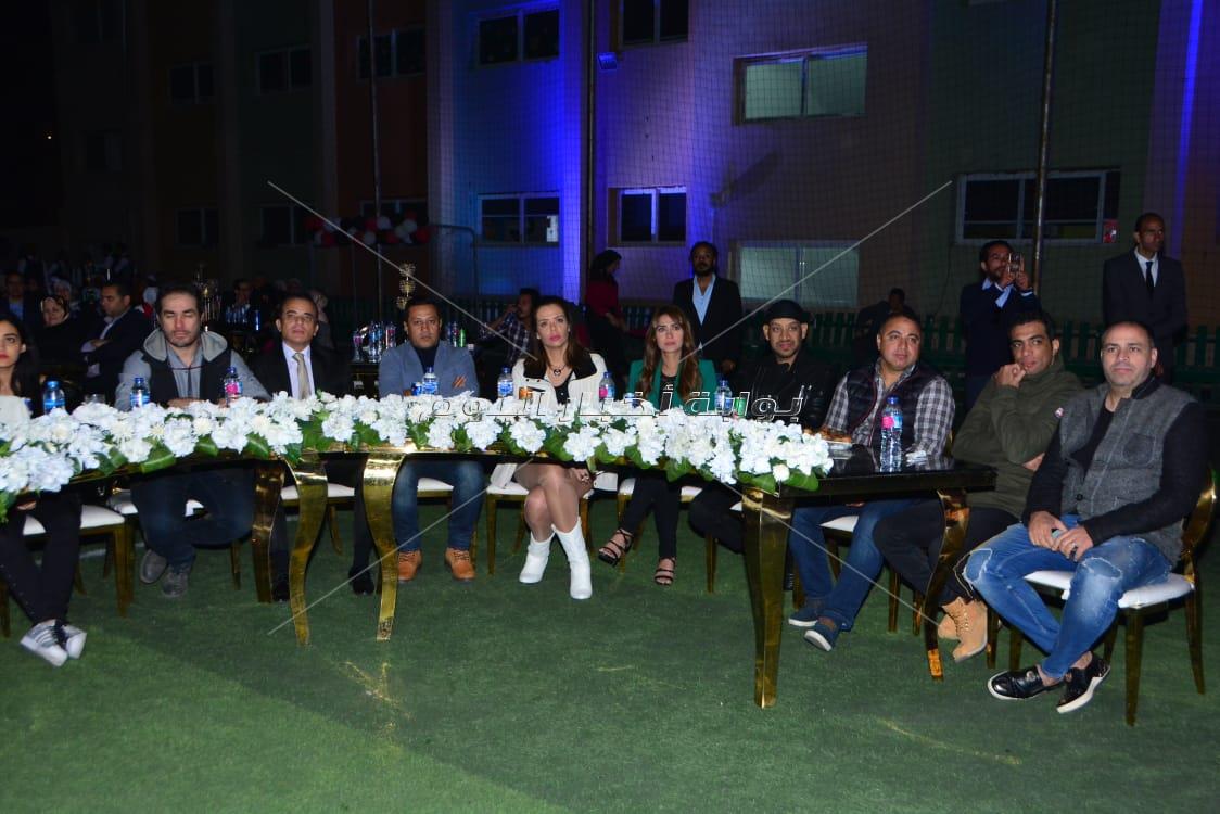 أحمد جمال يُغني بحفل «المدرسة البريطانية» بحضور وزيرة الهجرة والمشاهير