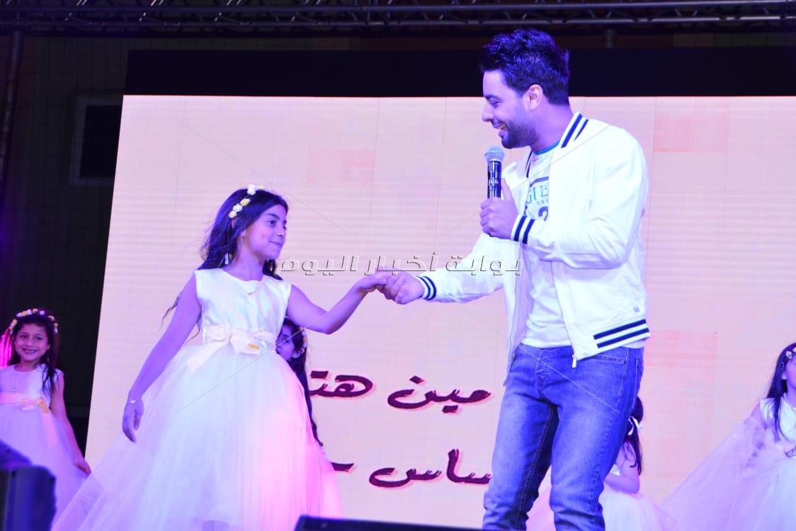 أحمد جمال يُغني بحفل «المدرسة البريطانية» بحضور وزيرة الهجرة والمشاهير