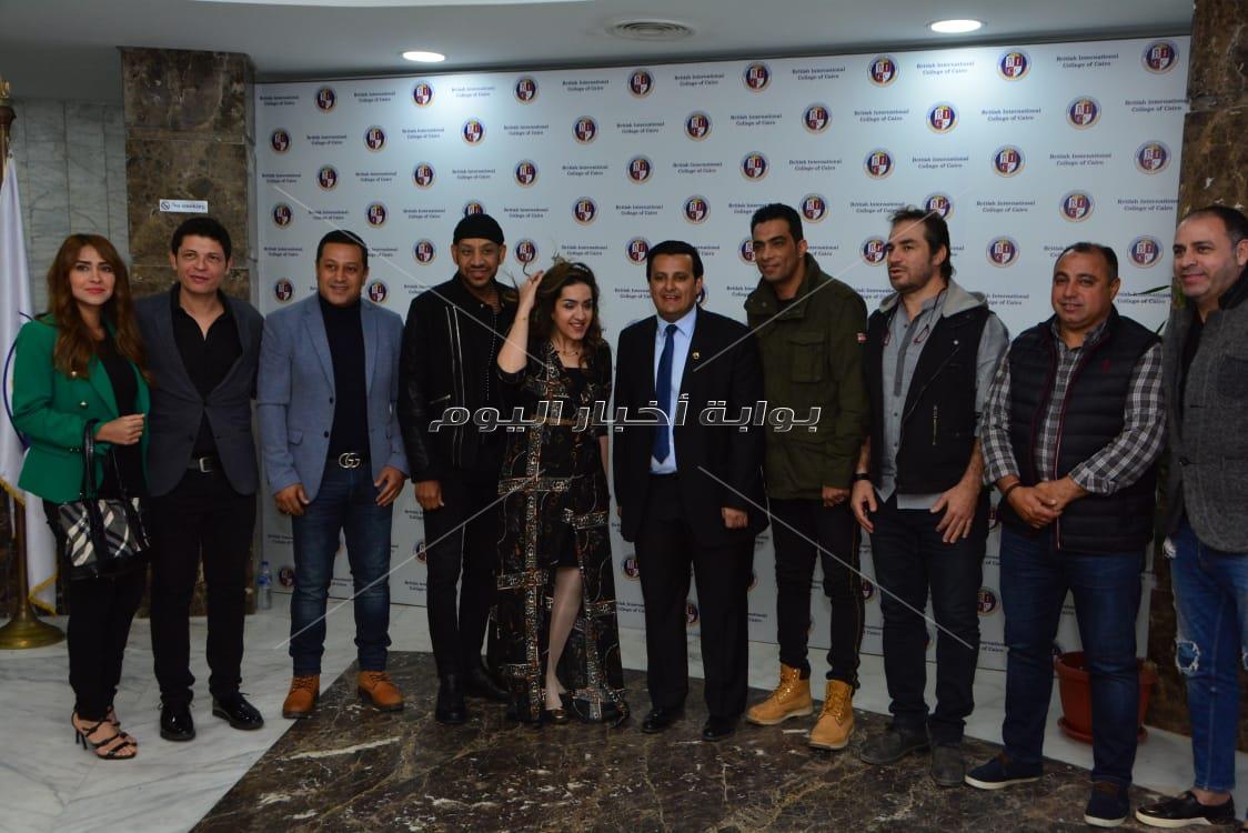 أحمد جمال يُغني بحفل «المدرسة البريطانية» بحضور وزيرة الهجرة والمشاهير