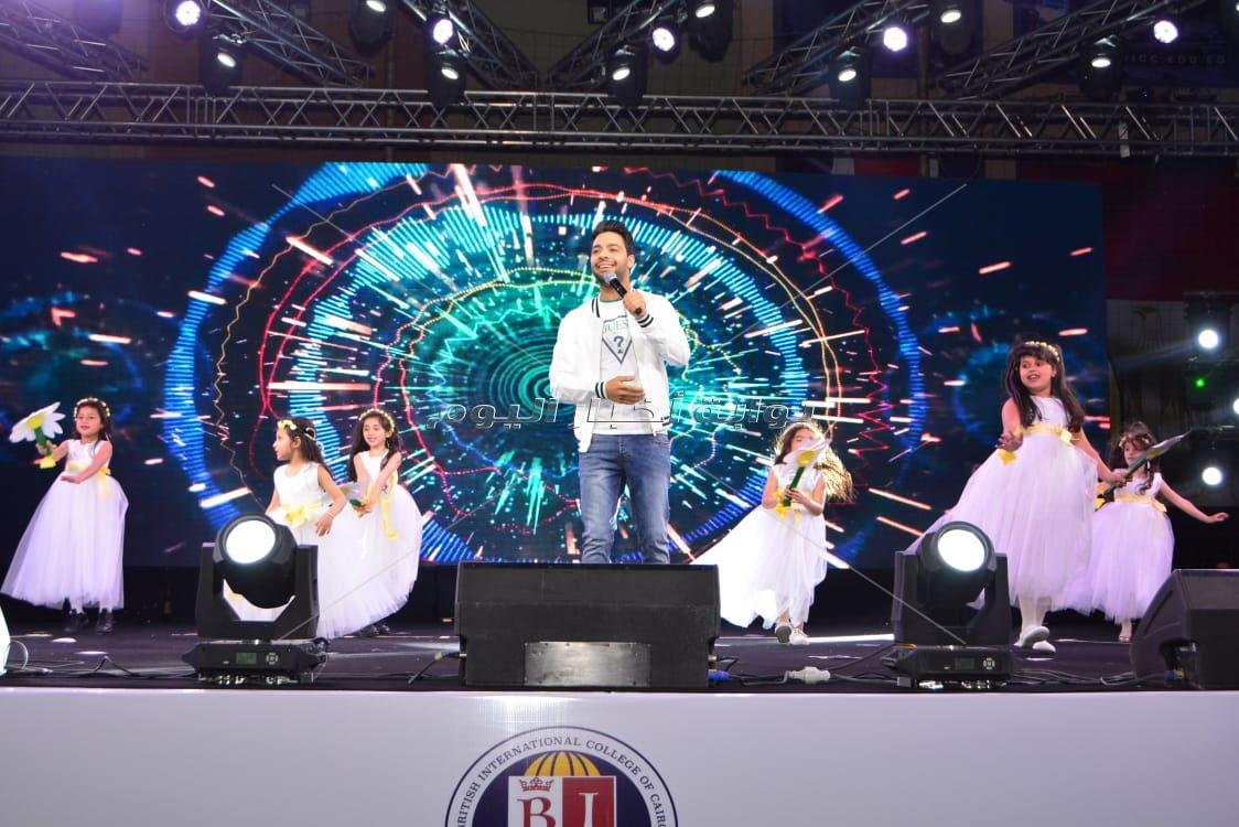 أحمد جمال يُغني بحفل «المدرسة البريطانية» بحضور وزيرة الهجرة والمشاهير