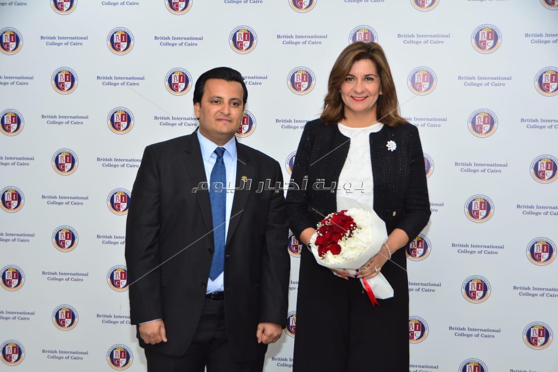 أحمد جمال يُغني بحفل «المدرسة البريطانية» بحضور وزيرة الهجرة والمشاهير