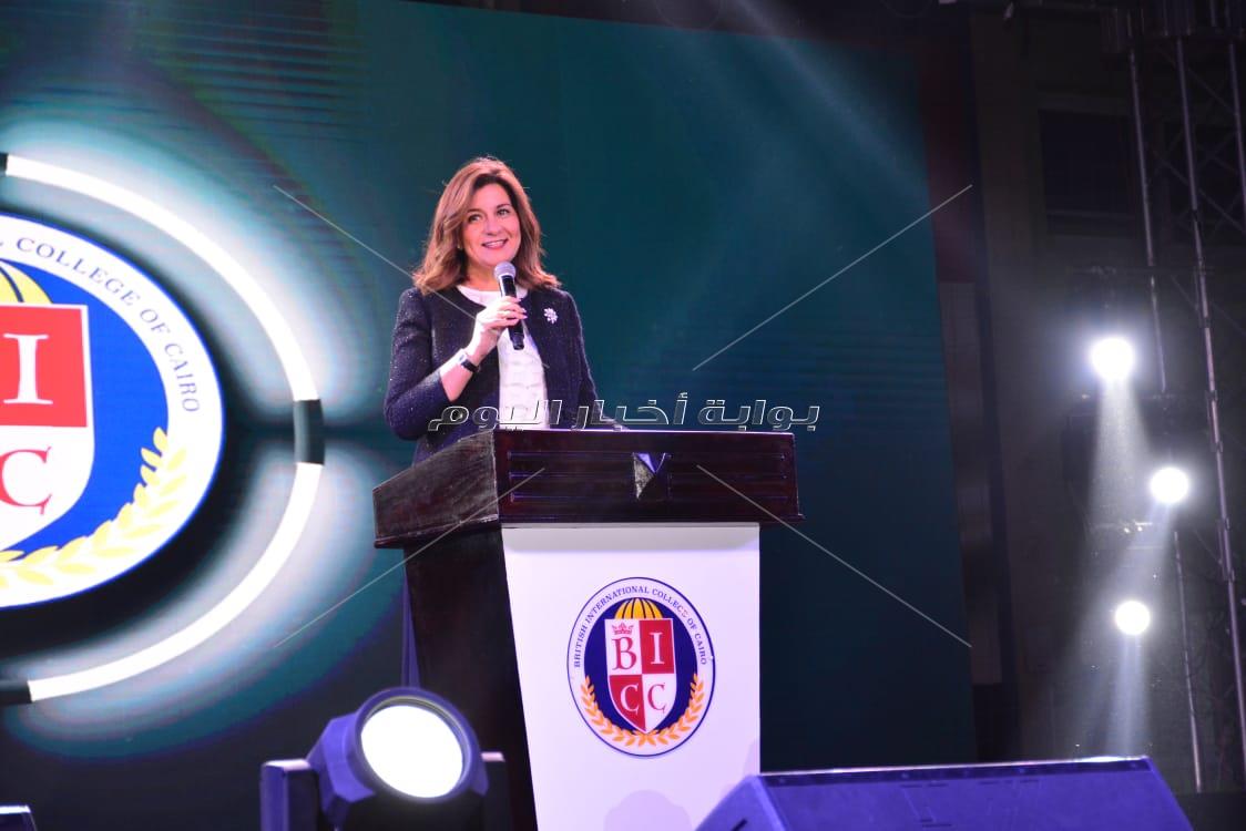 أحمد جمال يُغني بحفل «المدرسة البريطانية» بحضور وزيرة الهجرة والمشاهير