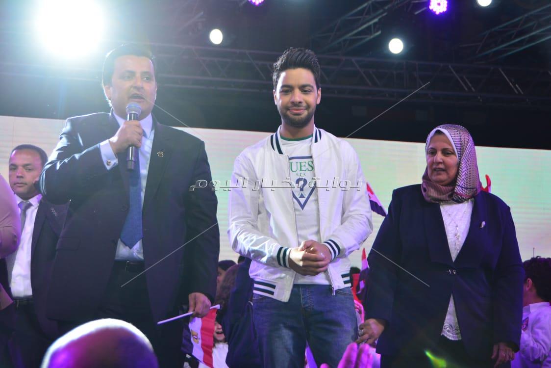 أحمد جمال يُغني بحفل «المدرسة البريطانية» بحضور وزيرة الهجرة والمشاهير