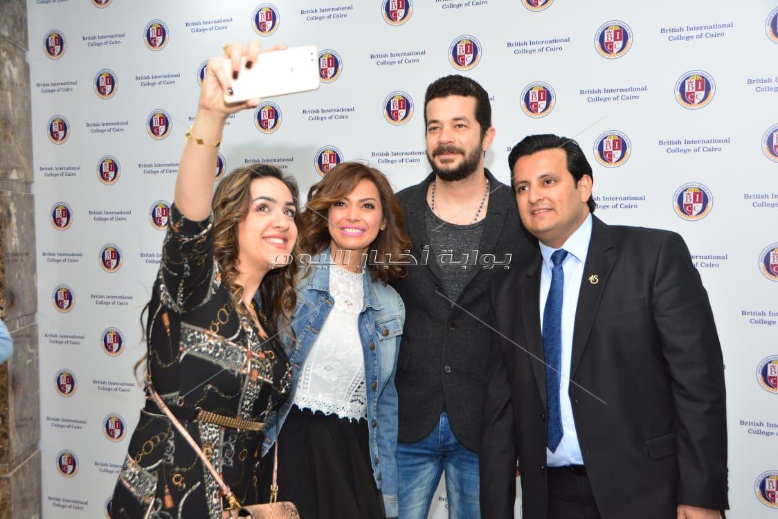 أحمد جمال يُغني بحفل «المدرسة البريطانية» بحضور وزيرة الهجرة والمشاهير