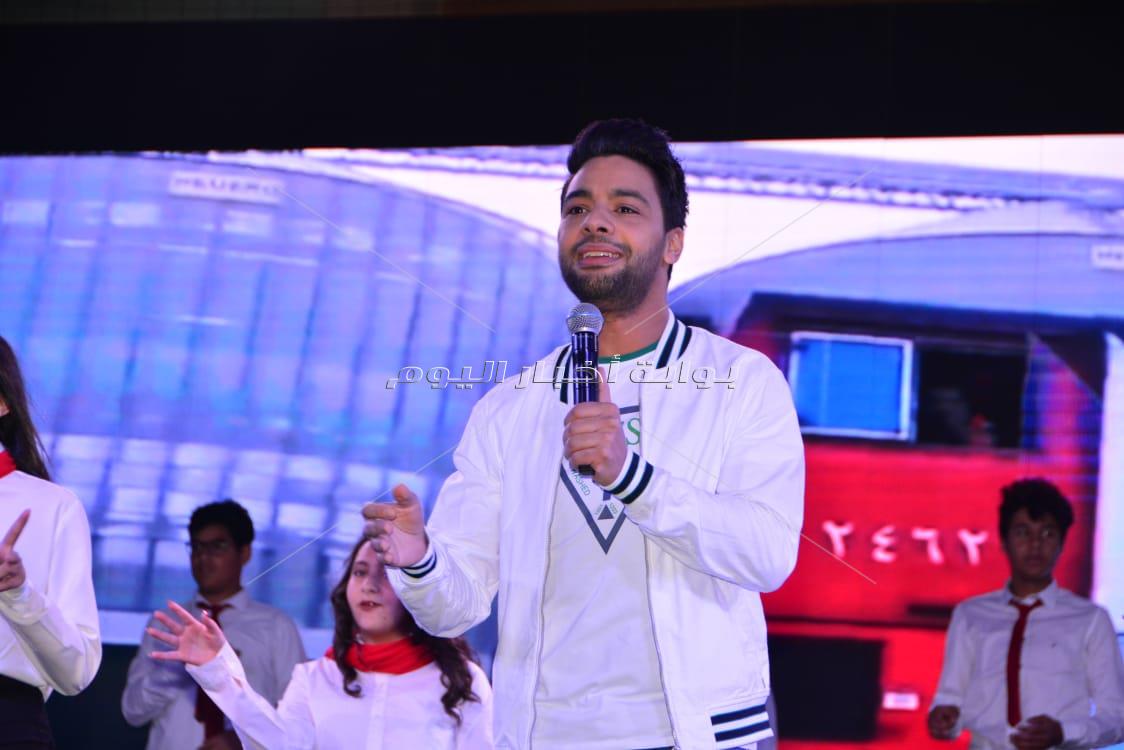 أحمد جمال يُغني بحفل «المدرسة البريطانية» بحضور وزيرة الهجرة والمشاهير