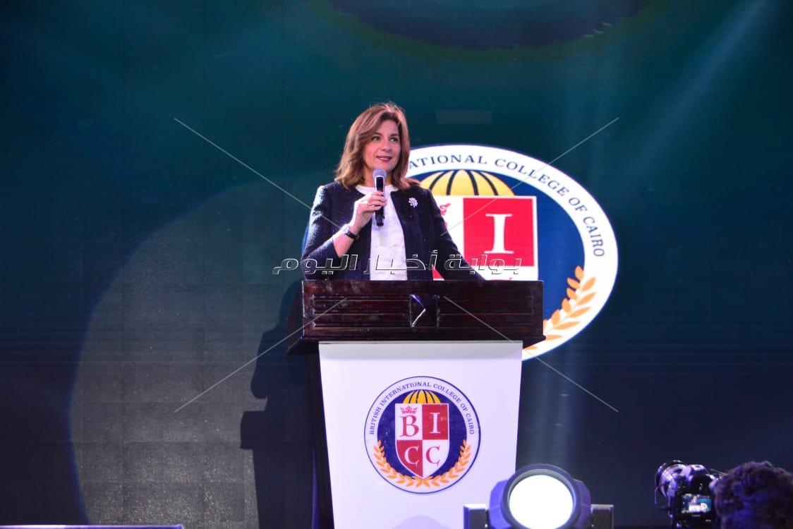 أحمد جمال يُغني بحفل «المدرسة البريطانية» بحضور وزيرة الهجرة والمشاهير