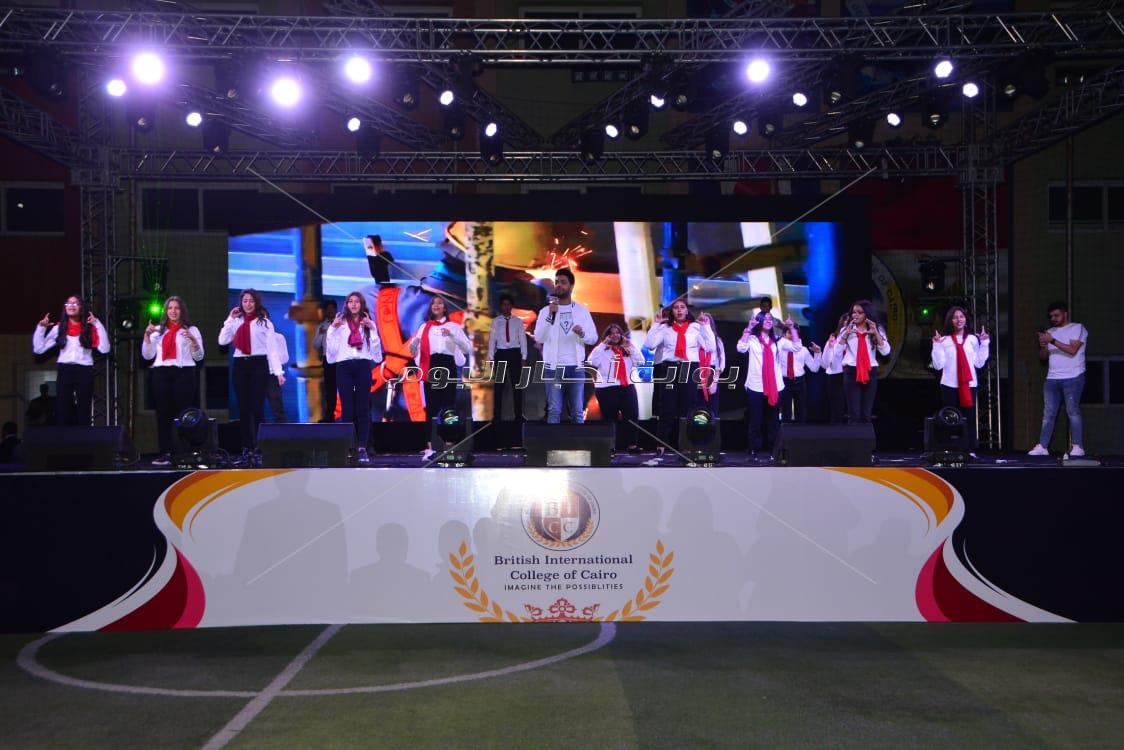 أحمد جمال يُغني بحفل «المدرسة البريطانية» بحضور وزيرة الهجرة والمشاهير