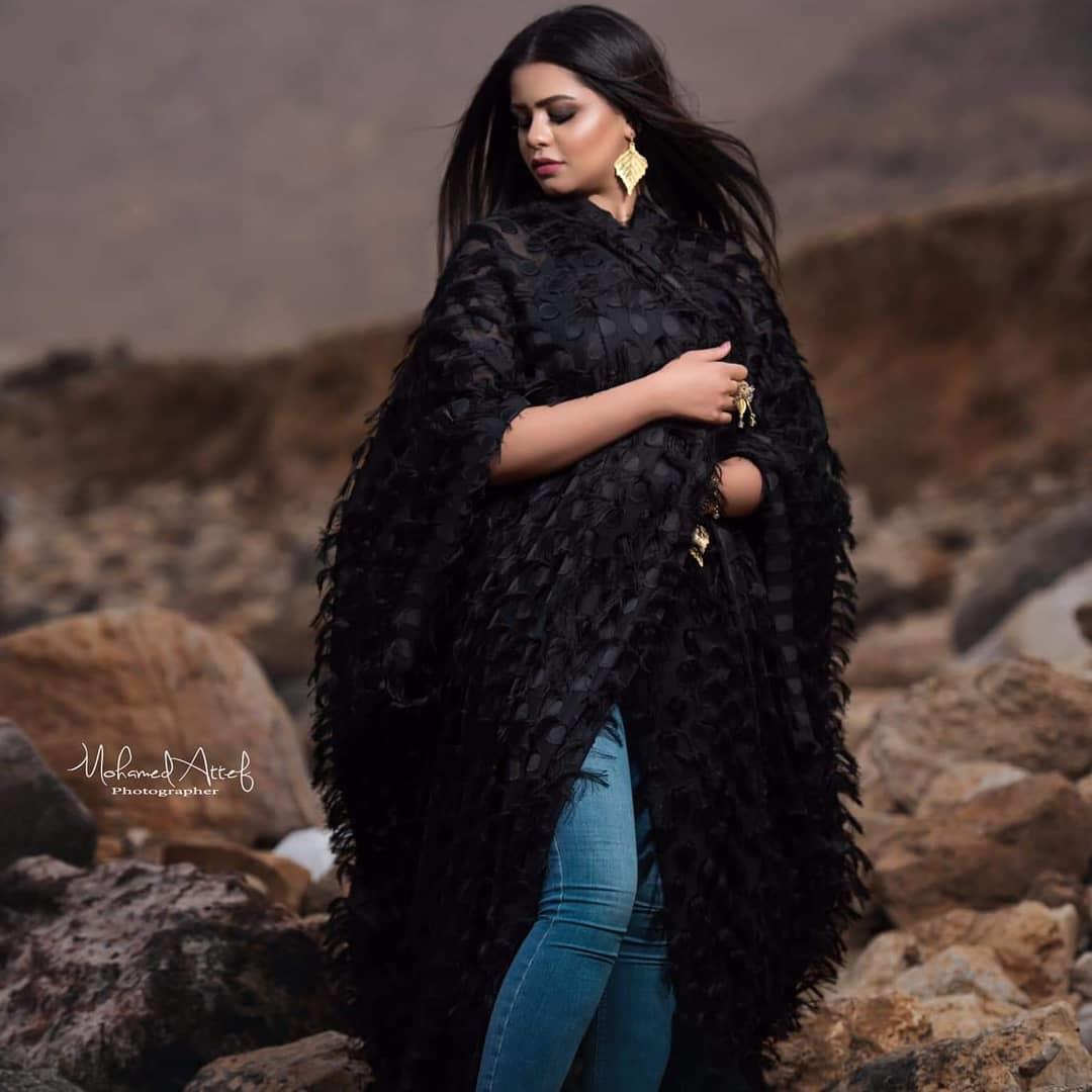عبايات السوداء ما بين البحر والجبال
