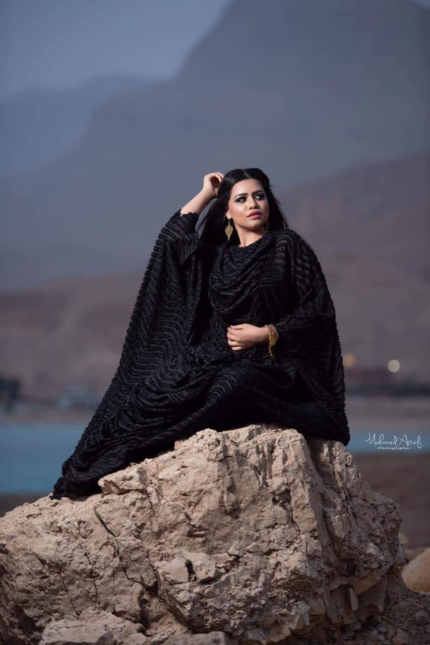 عبايات السوداء ما بين البحر والجبال