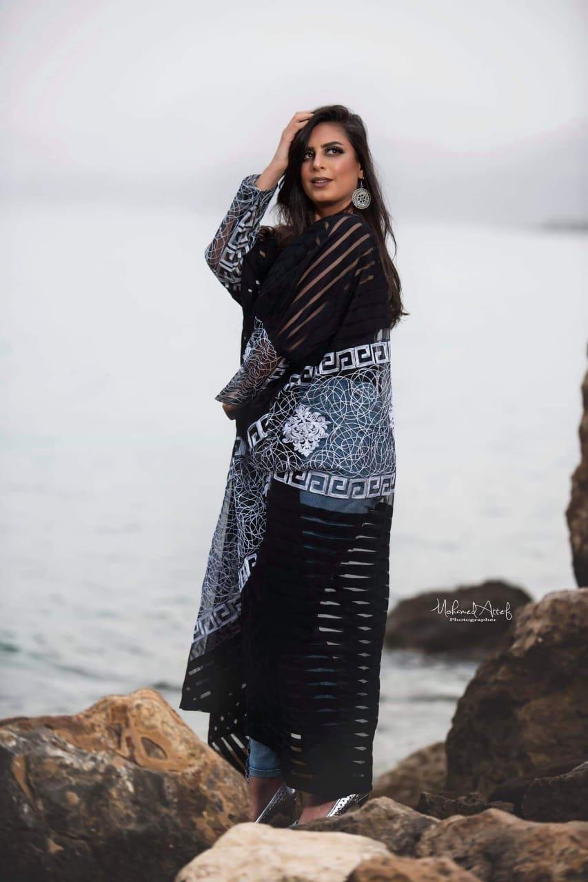 عبايات السوداء ما بين البحر والجبال