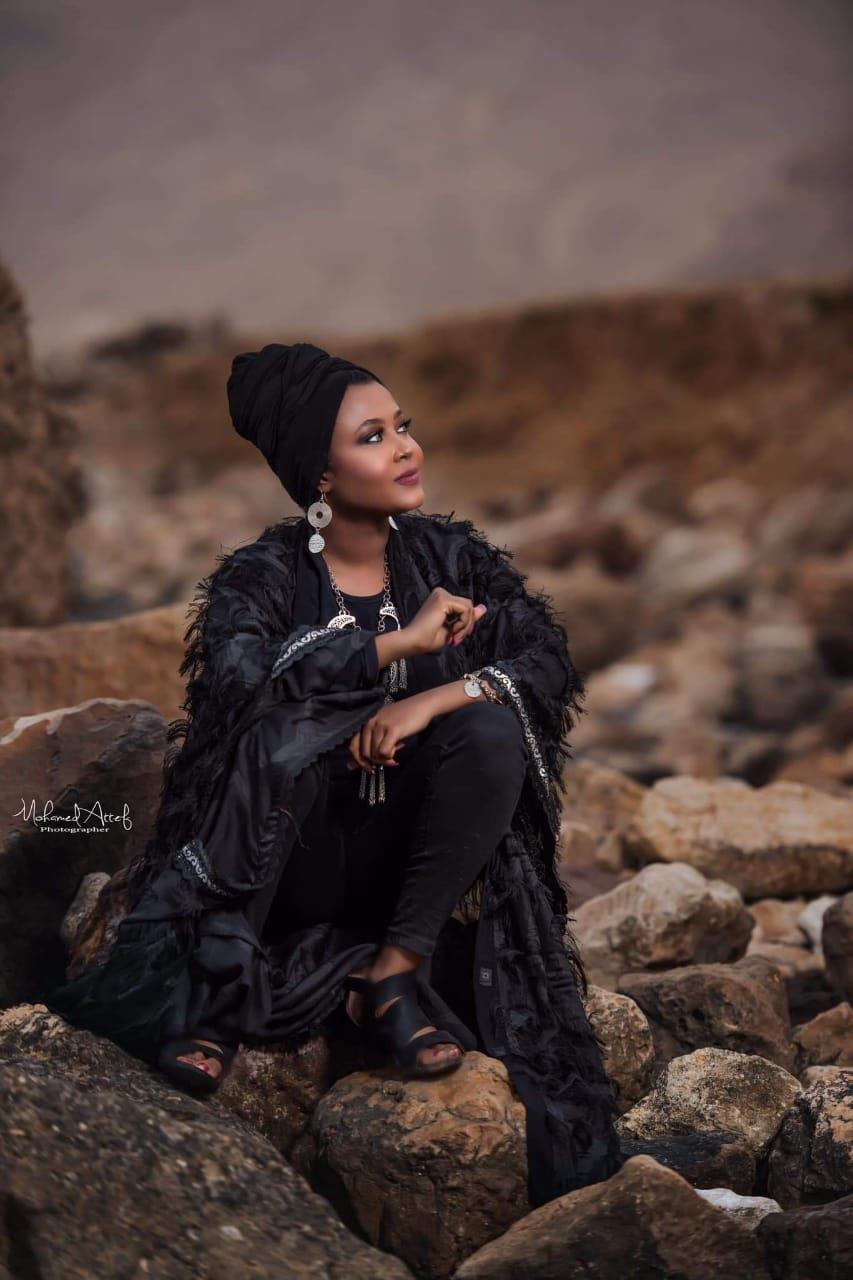 عبايات السوداء ما بين البحر والجبال