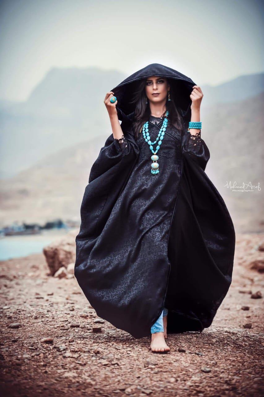 عبايات السوداء ما بين البحر والجبال