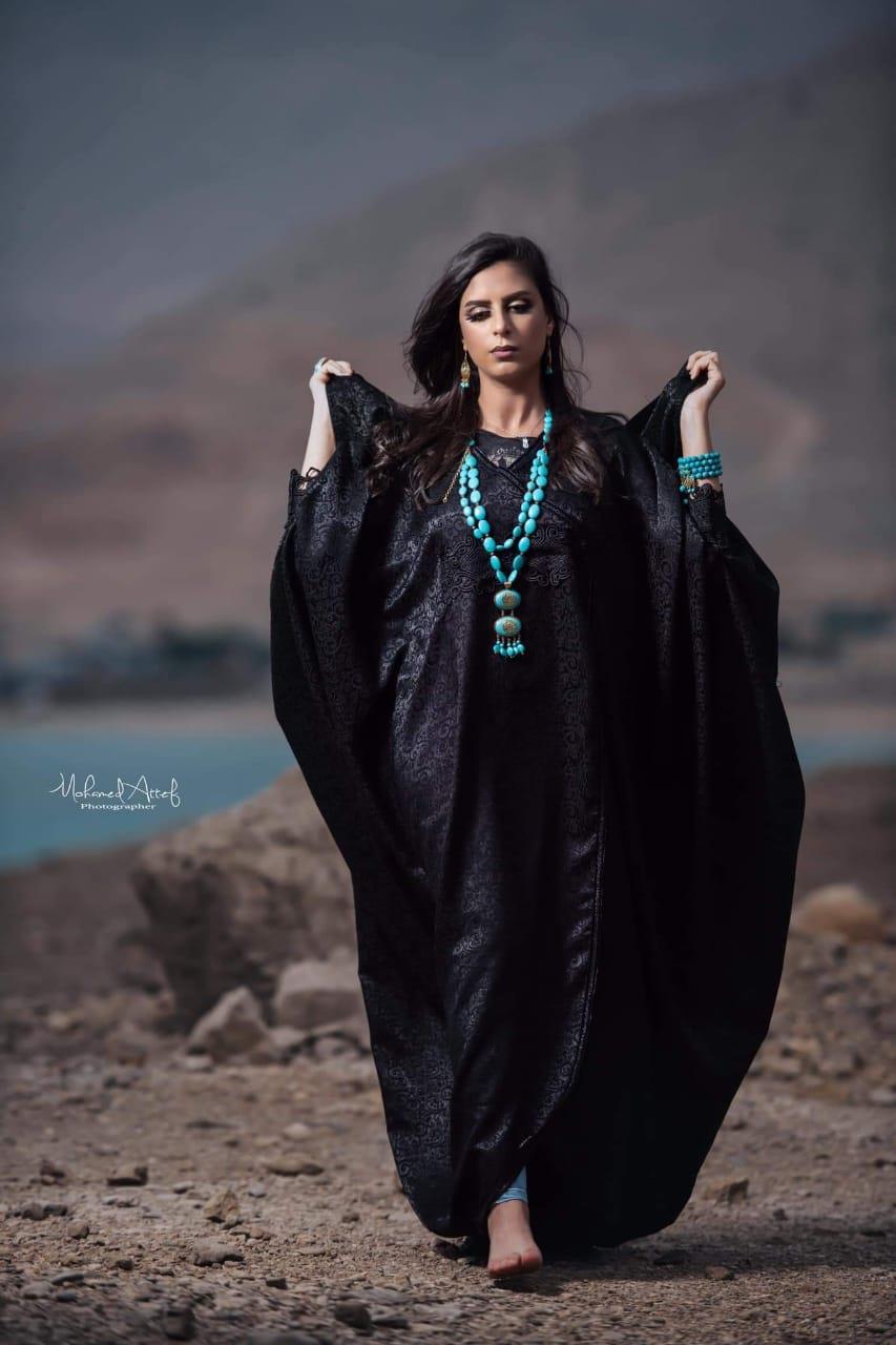 عبايات السوداء ما بين البحر والجبال