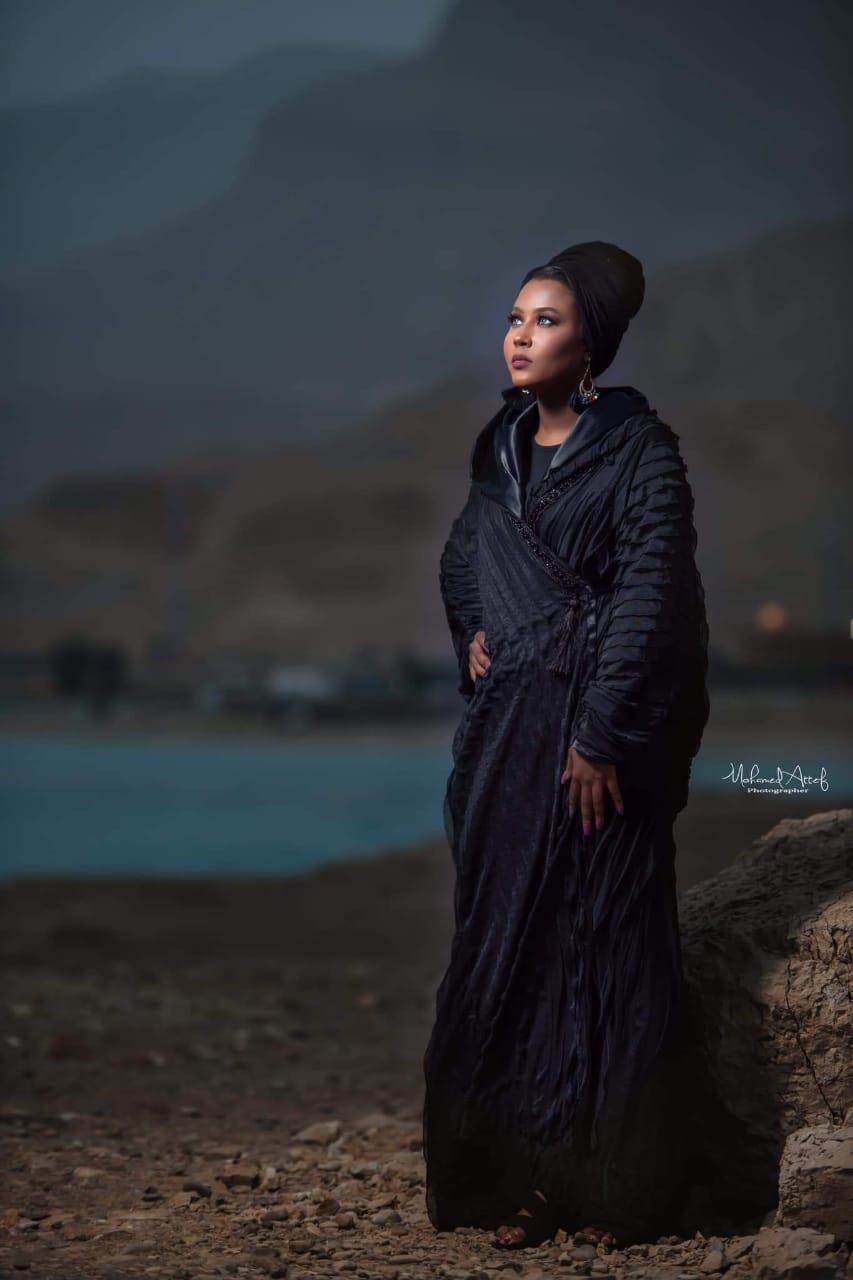 عبايات السوداء ما بين البحر والجبال