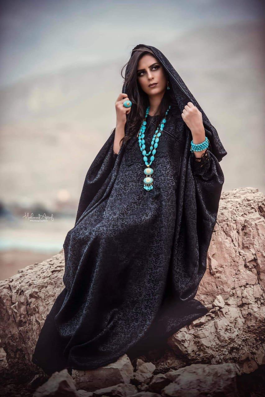 عبايات السوداء ما بين البحر والجبال