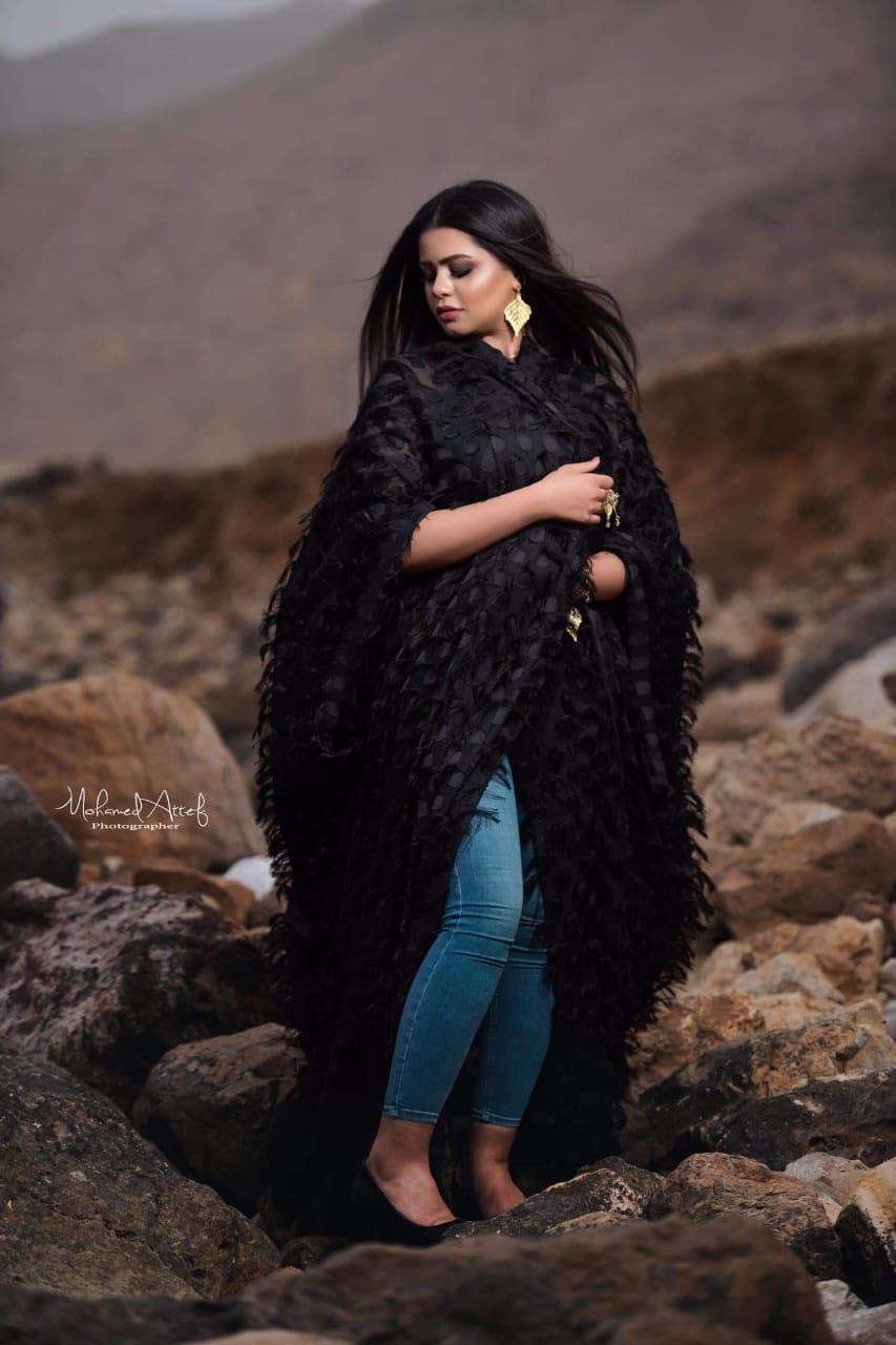 عبايات السوداء ما بين البحر والجبال