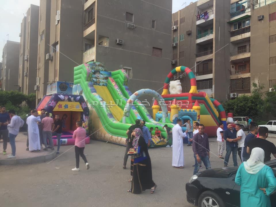 البالونات والألعاب في استقبال المصليين بمدينة نصر