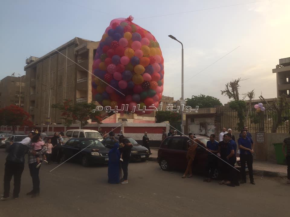 البالونات والألعاب في استقبال المصليين بمدينة نصر