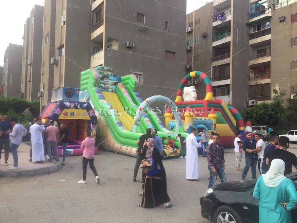 البالونات والألعاب في استقبال المصليين بمدينة نصر