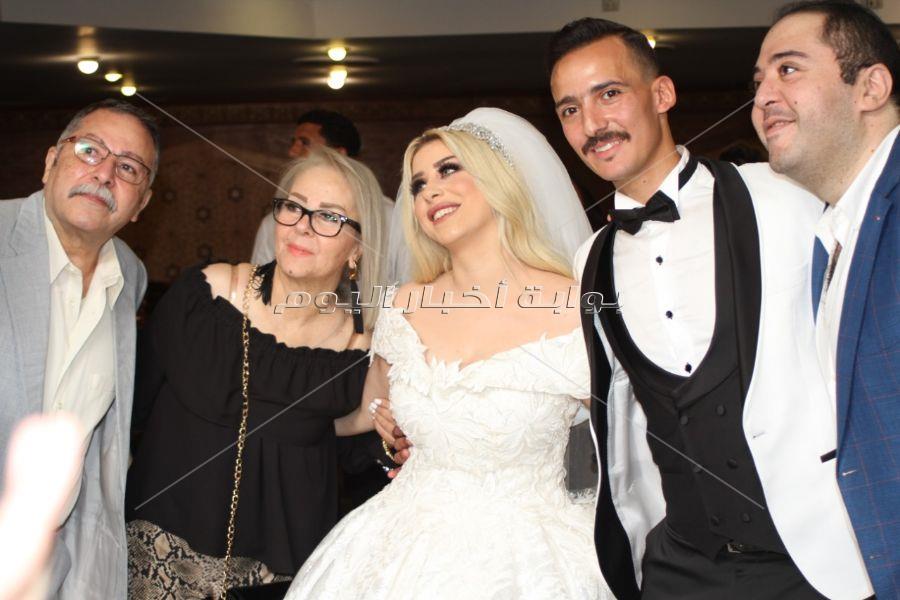 صور..الفنان عمرو عبد العزيز يحتفل بعقد قران شقيقتة بحضور الفنانين