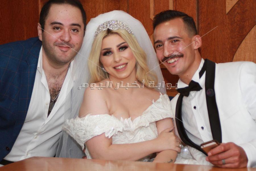 صور..الفنان عمرو عبد العزيز يحتفل بعقد قران شقيقتة بحضور الفنانين