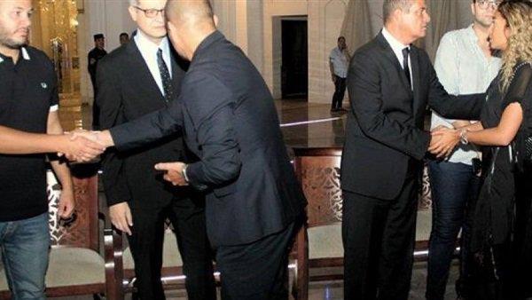 الهضبة ودينا الشربيني وإلهام شاهين ولطفي في عزاء والد حمادة إسماعيل