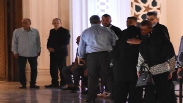الهضبة ودينا الشربيني وإلهام شاهين ولطفي في عزاء والد حمادة إسماعيل