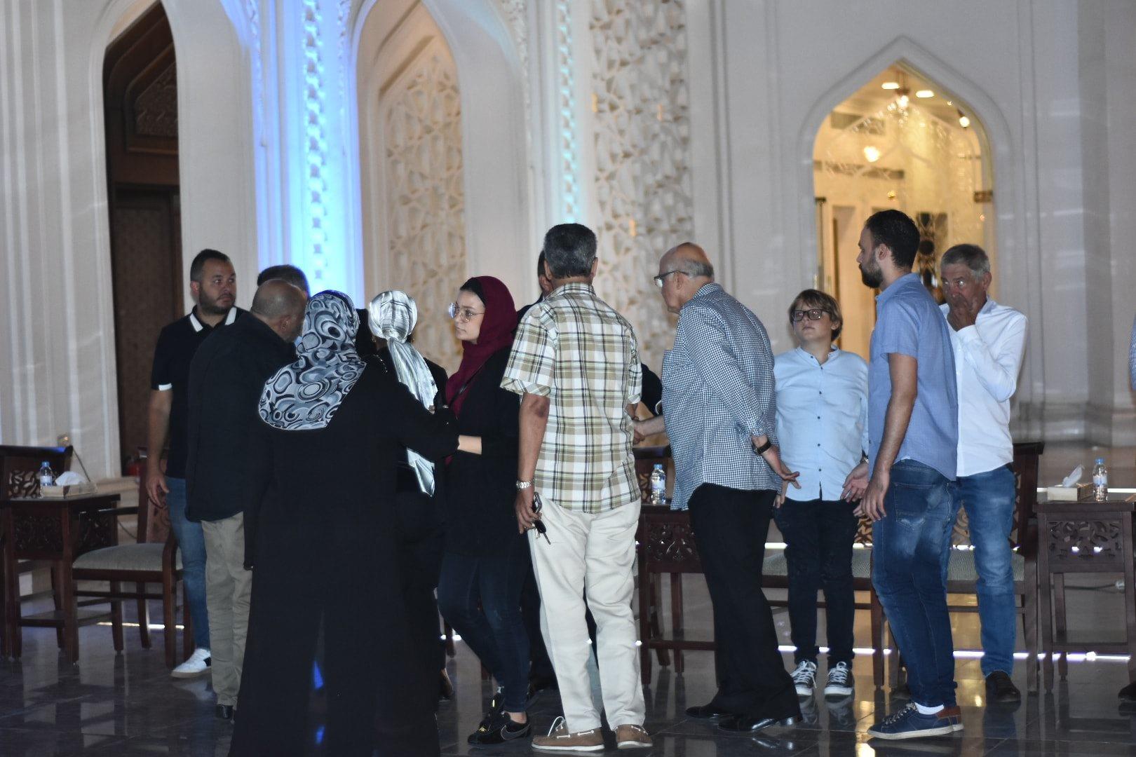 الهضبة ودينا الشربيني وإلهام شاهين ولطفي في عزاء والد حمادة إسماعيل